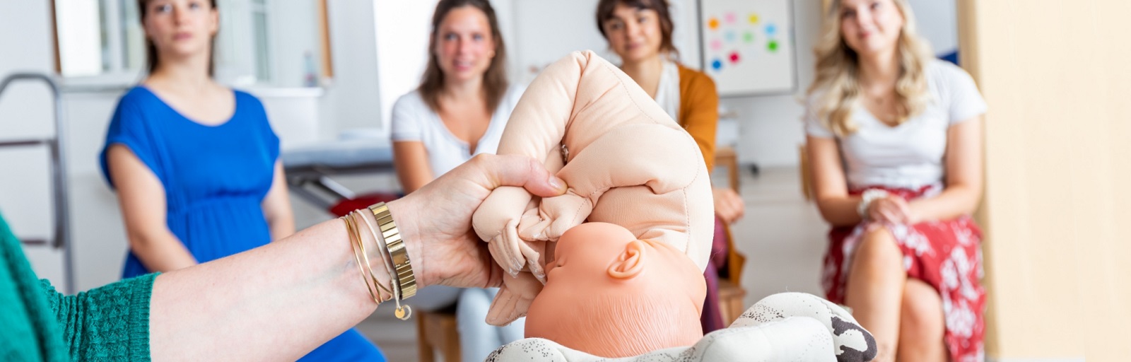 Bachelorstudiengang Geburtshilfe/Hebammenkunde dual Bachelorstudiengang Geburtshilfe/Hebammenkunde dual