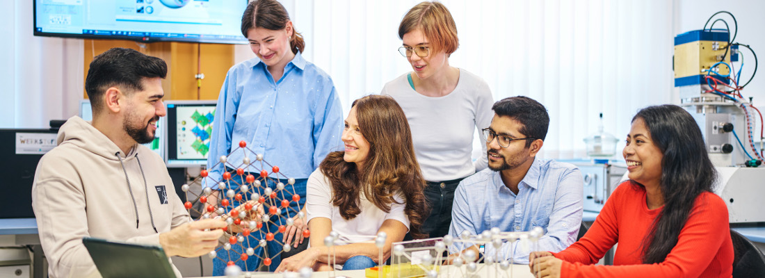 Applied Materials Science – internationale Studierende im Labor Internationale Studierendengruppe diskutiert Kristallstruktur-Modelle im Labor - interdisziplinäre, englischsprachige und praxisorientierte Ausbildung im Masterstudiengang Applied Materials Science