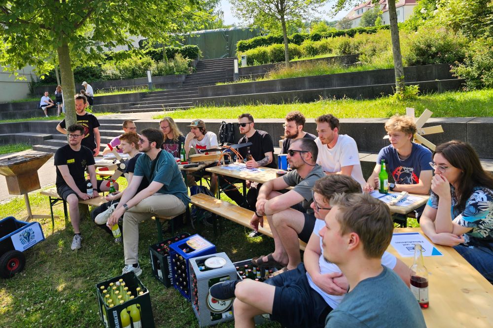 Studierende die gespannt den Anweisungen der Challenge zuhören
