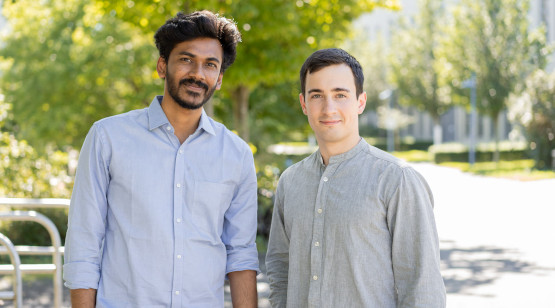 Irfan Khan und Anton Rimskij auf dem Campus der Ernst-Abbe-Hochschule Jena