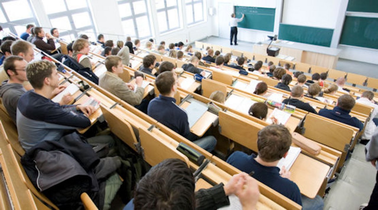 Studenten versammelt in einem Hörsaal während der Vorlesung