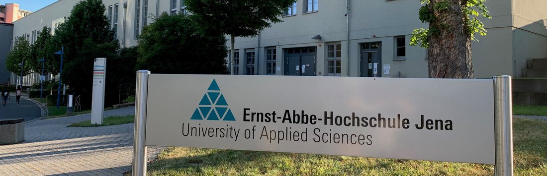 Schriftzug "Ernst-Abbe-Hochschule Jena" auf dem Campus