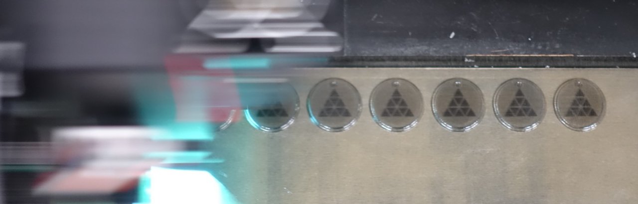 3D-Drucker im Druckprozess 3D-Drucker druckt das Logo der Hochschule