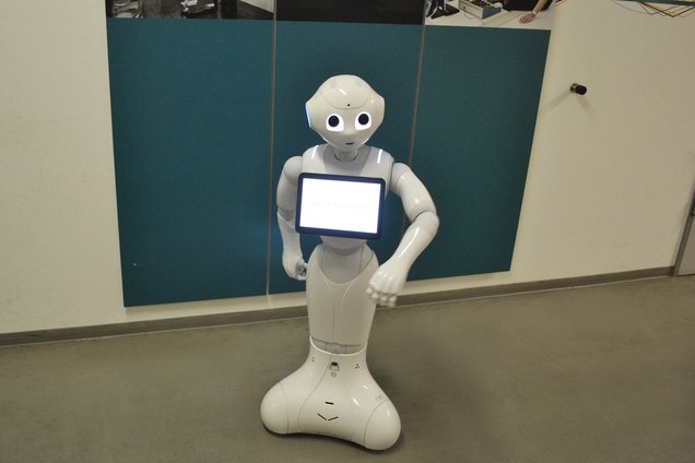 Roboter mit Tablettbildschirm 