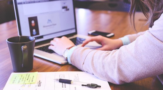 Digitale Arbeit gesund gestalten Frau arbeitet an einem Laptop
